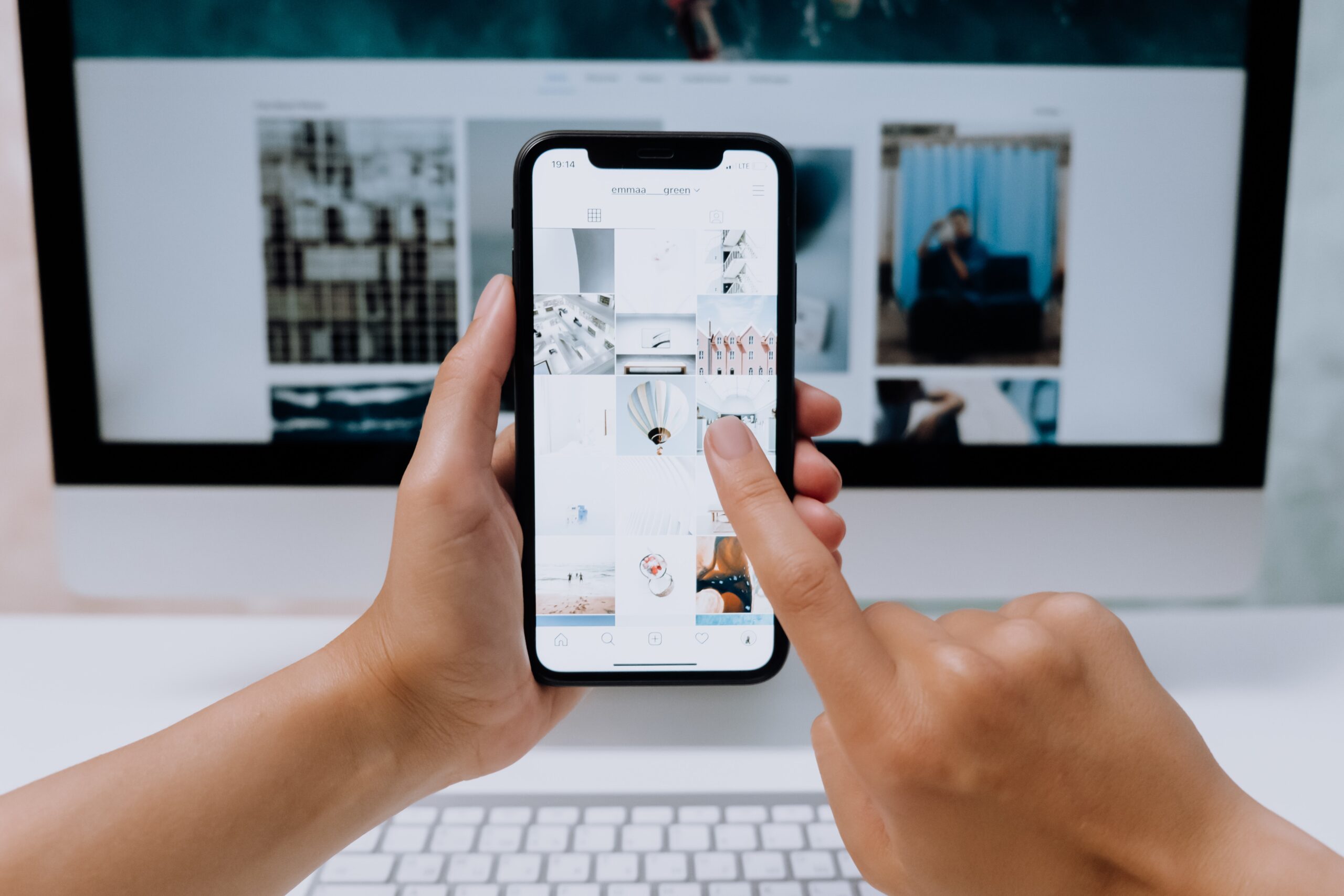 Homem selecionando imagem no celular para marketing de conteúdo visual