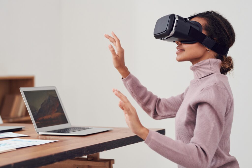 Mulher usando óculos de realidade virtual.