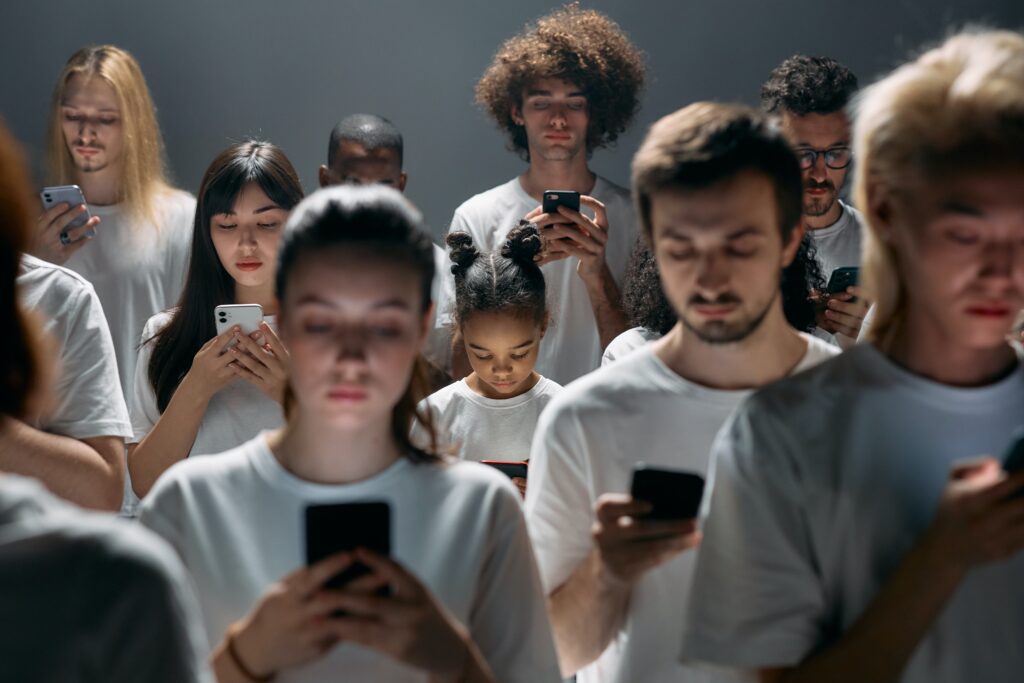 Pessoas de varias idades conectadas aos seus smartphones