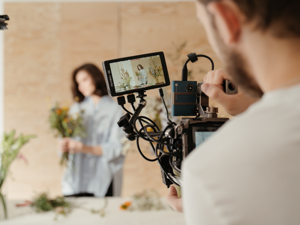 Shooting: mulher com flores sendo fotografada